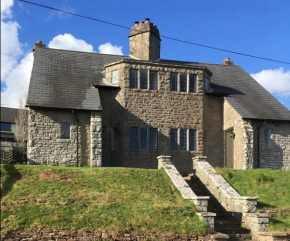 Cosy Arts & Crafts Cottage with stunning views